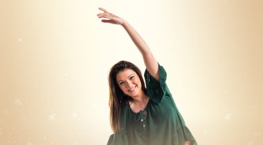 Genç kız izole arka plan üzerinde