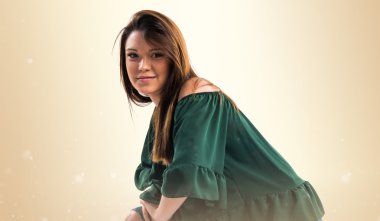 Genç kız izole arka plan üzerinde