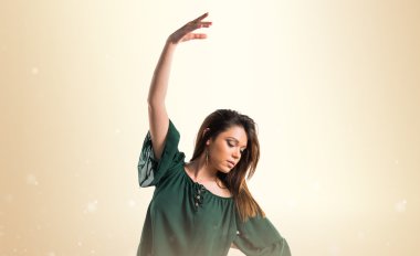 Genç kız izole arka plan üzerinde