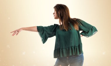 Genç kız izole arka plan üzerinde