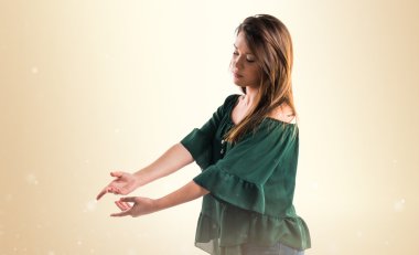 Genç kız izole arka plan üzerinde