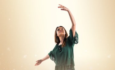 Genç kız izole arka plan üzerinde