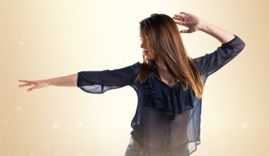 Genç kız izole arka plan üzerinde