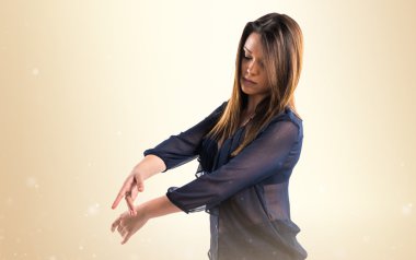 Genç kız izole arka plan üzerinde