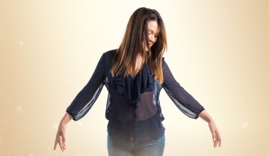 Genç kız izole arka plan üzerinde