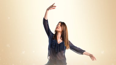 Genç kız izole arka plan üzerinde