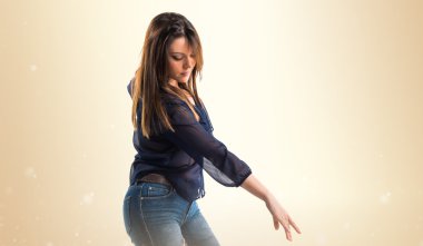 Genç kız izole arka plan üzerinde