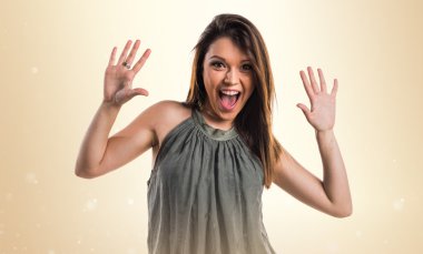 genç kız sürpriz jest yapıyor