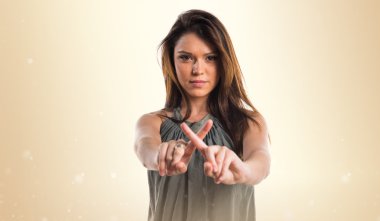 Genç kız hiç jest yapıyor