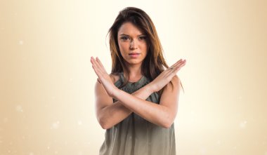 Genç kız hiç jest yapıyor