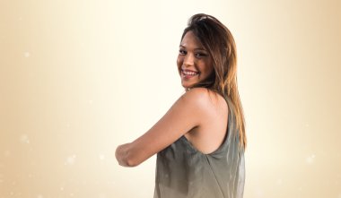 Genç kız işaretleme arka