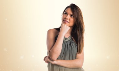 Genç kız izole arka plan üzerinde