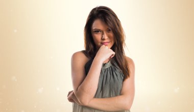 Genç kız izole arka plan üzerinde