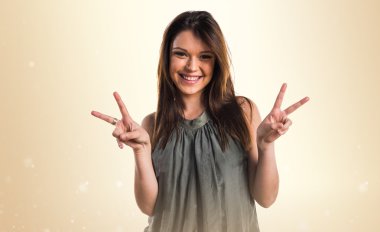 Genç kız zafer jest yapıyor