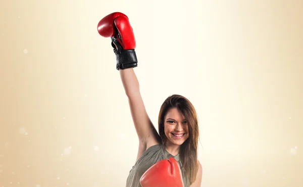 Jovem com luvas de boxe — Fotografia de Stock