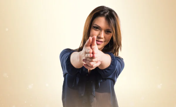 Young girl making gun gesture — Stock Photo, Image