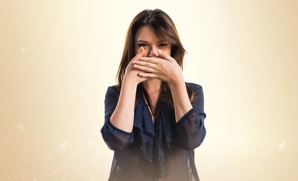 Joven chica cubriendo su boca — Foto de Stock