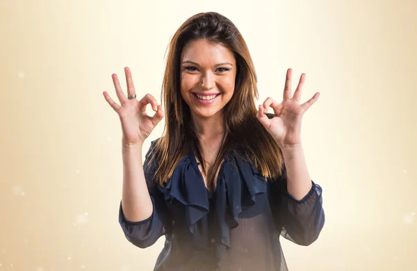 Chica joven haciendo señal OK — Foto de Stock