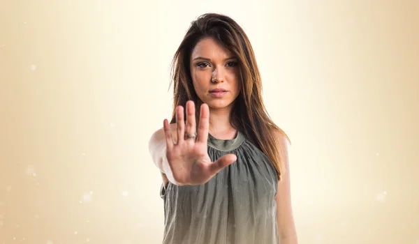 Genç kız dur işareti yapmak