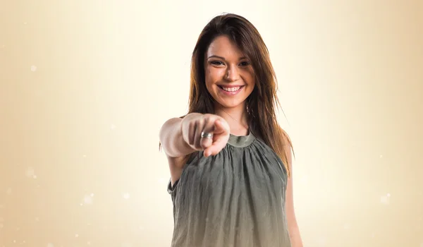 Menina jovem apontando para a frente — Fotografia de Stock