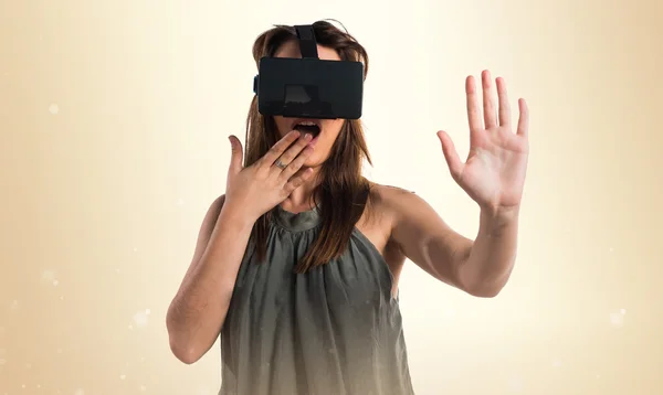 Menina usando óculos VR — Fotografia de Stock