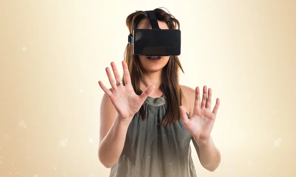 Chica joven usando gafas VR — Foto de Stock