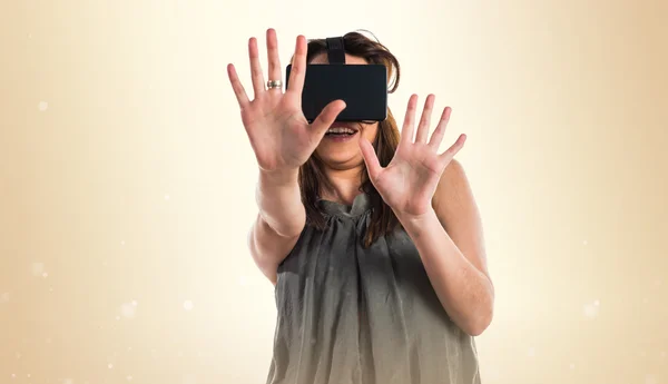 Chica joven usando gafas VR — Foto de Stock