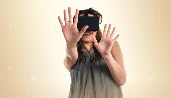 Menina usando óculos VR — Fotografia de Stock