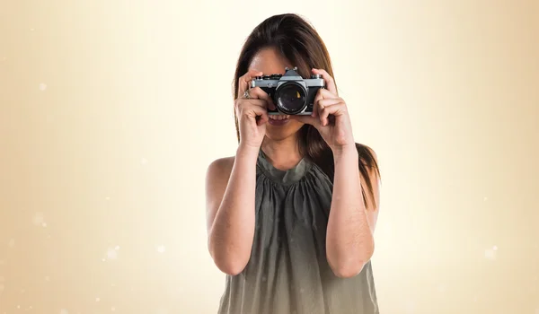 Młoda dziewczyna trzymając aparat fotograficzny — Zdjęcie stockowe