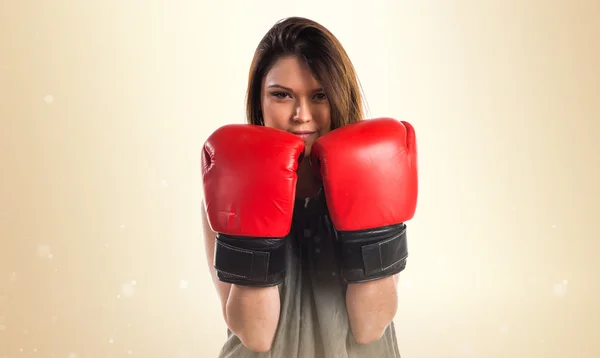Chica joven con guantes de boxeo —  Fotos de Stock