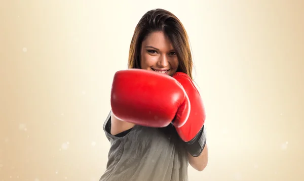 Chica joven con guantes de boxeo — Foto de Stock