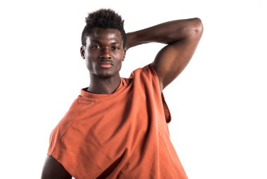 Studio poz yakışıklı zenci