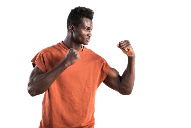 Bir yumruk veren güçlü siyah adam