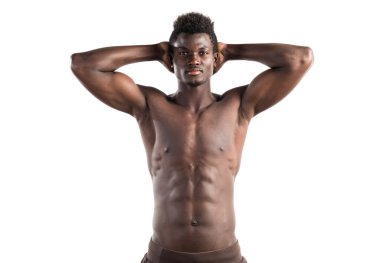 Studio poz güçlü siyah adam