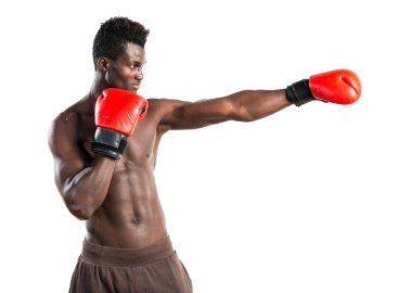 Boks eldivenli yakışıklı bir zenci.