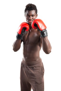Boks eldivenli yakışıklı bir zenci.