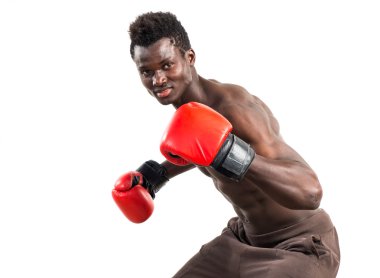Boks eldivenli yakışıklı bir zenci.