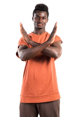 Hiçbir hareketi yapan yakışıklı siyah erkek