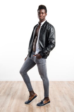 Siyah adamla yakışıklı deri ceket