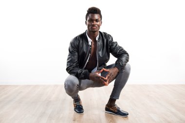 Siyah adamla yakışıklı deri ceket