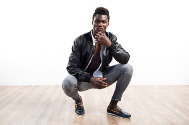 Siyah adamla yakışıklı deri ceket