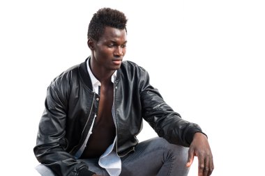 Studio poz yakışıklı zenci