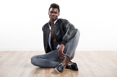 Siyah adamla yakışıklı deri ceket