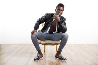 Siyah adamla yakışıklı deri ceket