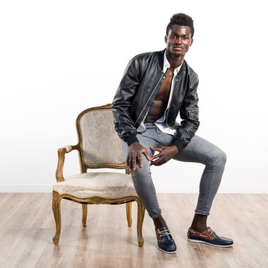 Siyah adamla yakışıklı deri ceket