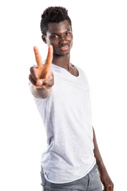 Zafer jest yapan siyah erkek