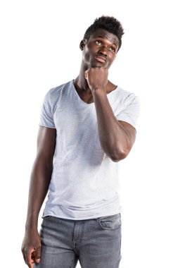 İsoated beyaz arka plan üzerinde siyah yakışıklı