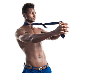 Atletik vücut poz ile yakışıklı zenci