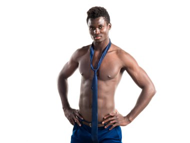 Atletik vücut poz ile yakışıklı zenci