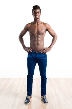 Atletik vücut yakışıklı siyah adam